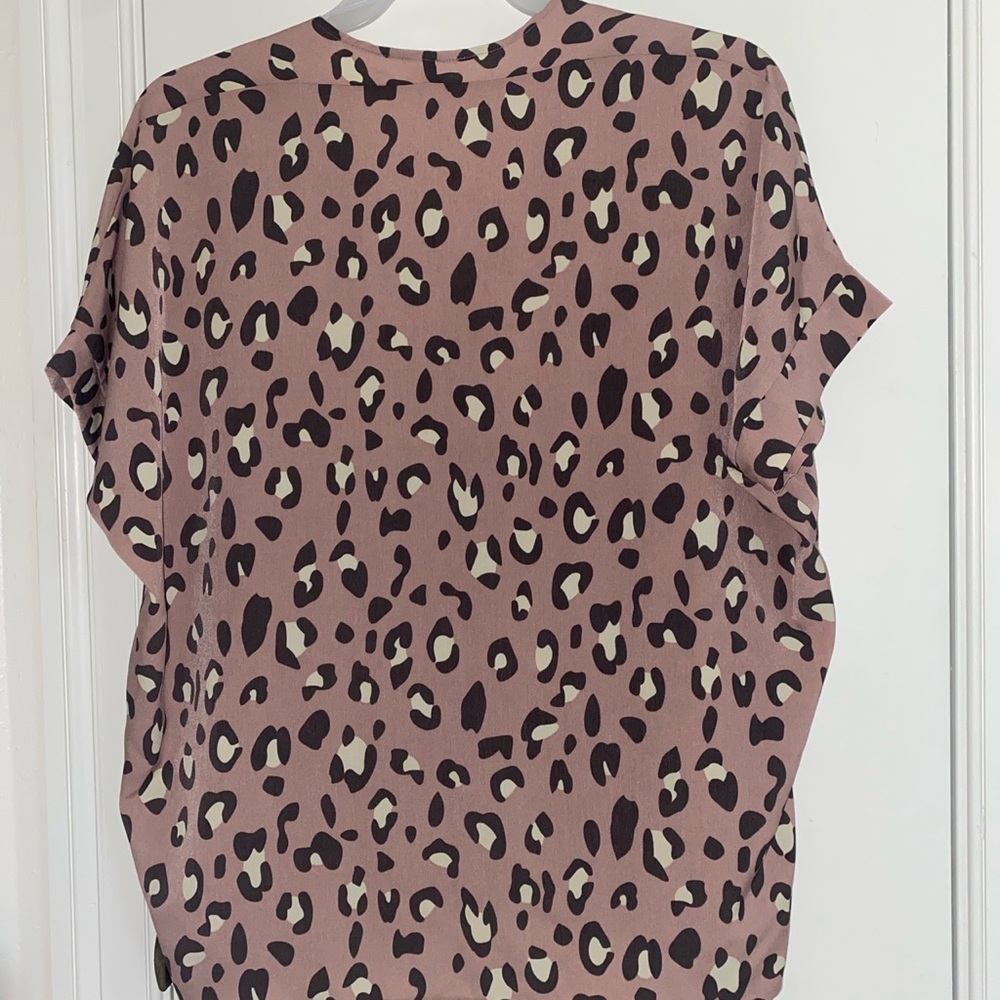 Jodifl Womens Pink Leopard Print V-Neck Blouse - Picture 2 of 3